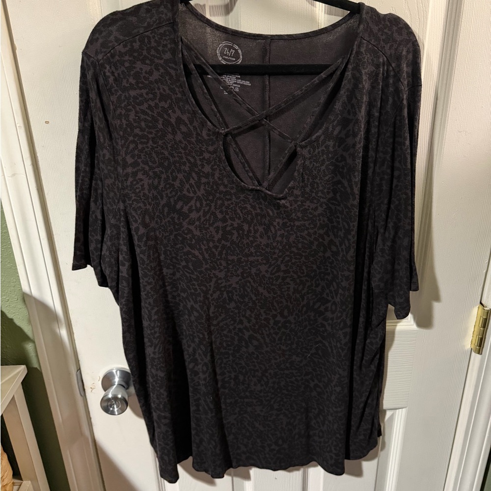 ❣️❄️24/7 Comfort Apparel Dark Patterned Short Sleeve Top